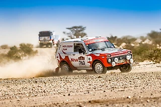 «Нива», Porsche и все-все-все: яркие кадры (и видео тоже) Dakar Classic-2022