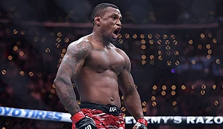 «Больше всего волнуется мама, просит чаще присылать видео». Топ-тяж UFC приехал драться в российскую лигу