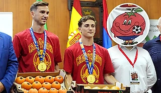 153 кило томатов – двум чемпионам мира. Мы вручали их Гави и Руису всем поселком! 🍅🍅🍅