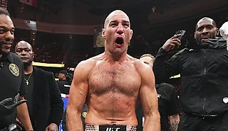 Чемпионы UFC отказываются от боев, а лига «не может их заставить». Почему?