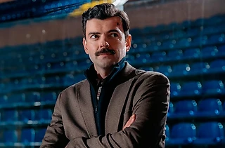 Лапенко, Фоменко и каскадеры вместо игроков. Я провела день на съемках сериала о хоккее