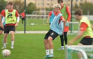 Однорукий защитник пробивается в Бундеслигу: регулярно играет и мотивирует честными видео