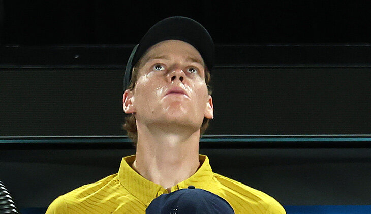 Бледный Синнер чуть не отъехал с Australian Open из-за жары и судорог. Спасли правила