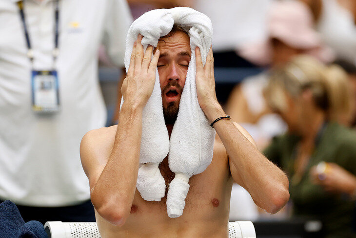 Медведев выиграл русский четвертьфинал US Open у Рублева! Опять брал ингалятор и жаловался, что «кто-то умрет» от жары