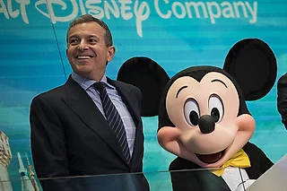 Ведущий прогноза погоды и спаситель Disney. Что за мужчина будет теперь рулить «Лейкерс»