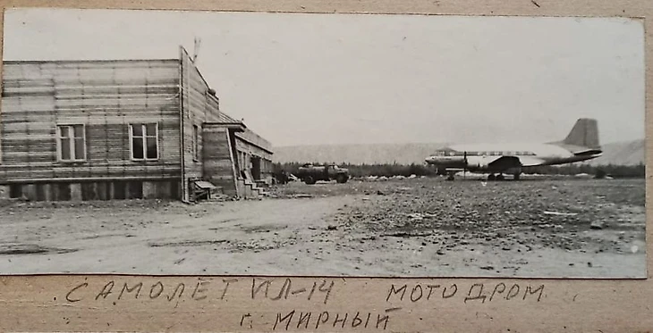 Самолёт на мотодроме в Мирном