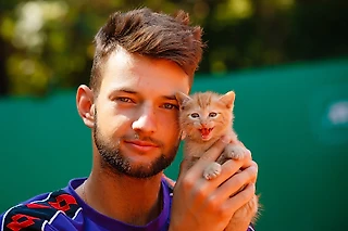 💙 Вау, Евсеев, Орлов, Гахов и Джиану приняли участие в фотопроекте в поддержку приютов для бездомных животных. Они накормили котят и щенят прямо на корте