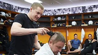 Знаменитый тренер побрился налысо в центре поля после того, как его команда вышла в плей-офф
