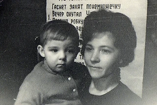 «Олега тащат, щека разорвана, а он мне подмигивает». Мама Олега Знарка &ndash; о приключениях сына