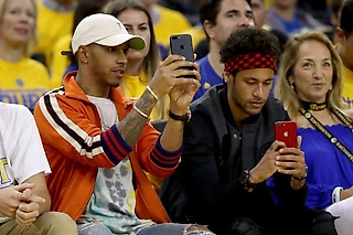 Срочно обновите приложение sports-ru.com. Там много крутого