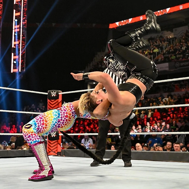 Обзор WWE Monday Night RAW 14.02.2022, изображение №18