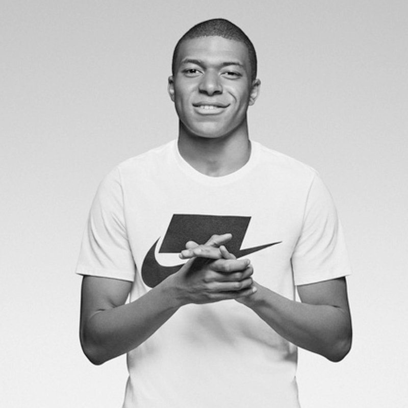 Необычный логотип Nike NSW Box
