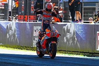Чемпион MotoGP очень любит танцевать. Даже во время гонок