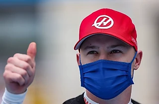 Топорный ответ Мазепина команде на подкол за развороты: подарок для шефа с отсылкой на матерные разборки с гонщиками
