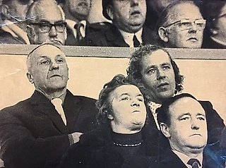 Билла Шенкли не пригласили на финал 1977 года. Его привез журналист Sportsmail