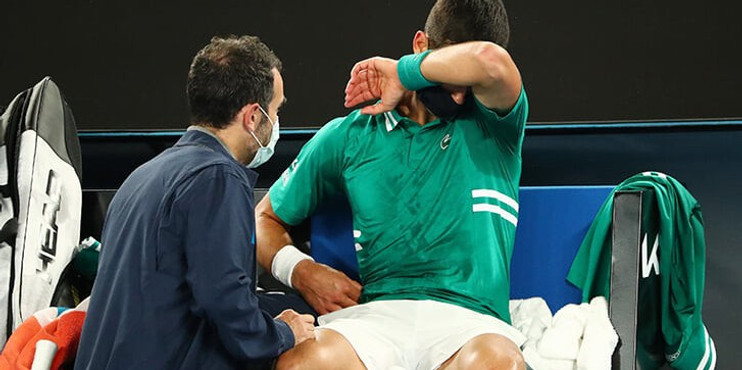 Джокович травмировался и может сняться с Australian Open. Медведев стал главным фаворитом турнира