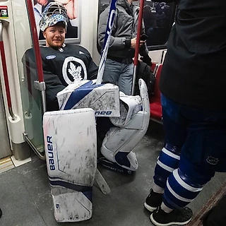 «Торонто» провел тренировку на городском катке. Игроки добирались туда на метро
