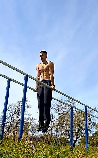 Что станет с телом, если ежедневно отжиматься на брусьях!
