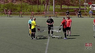 В Германии придумали еще один спорт, чтобы социально дистанцироваться. Это Kreisliga – футбол с тележками