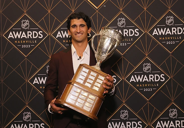 Hingham's Matty Beniers scores Calder Trophy at NHL Awards as top rookie for 2022-23 – The Boston Globe