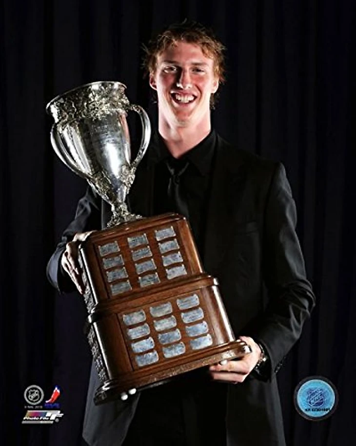 Tyler Myers with the Calder Trophy Photo Print : Amazon.co.uk: Home & Kitchen