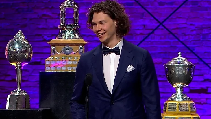 Red Wings' Moritz Seider takes home the 2021-22 Calder Memorial Trophy