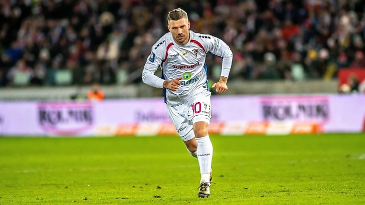 Lukas Podolski powinien dostać czerwoną kartkę w meczu Górnik ...