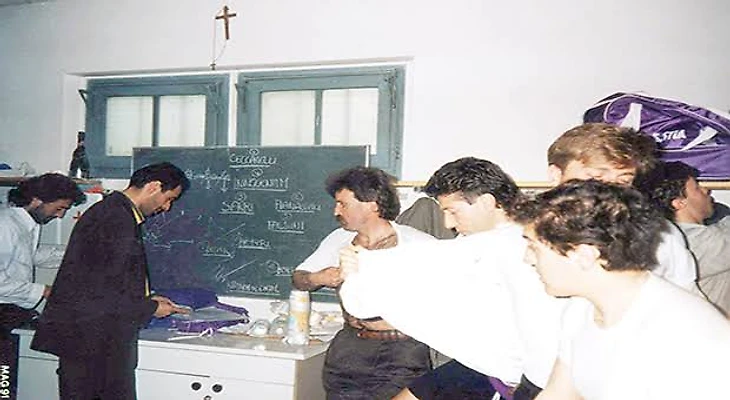 first time experiance as a coach, Maurizio Sarri with his players in 1990 ( U.S.D Stia 1925 ) : r/chelseafc