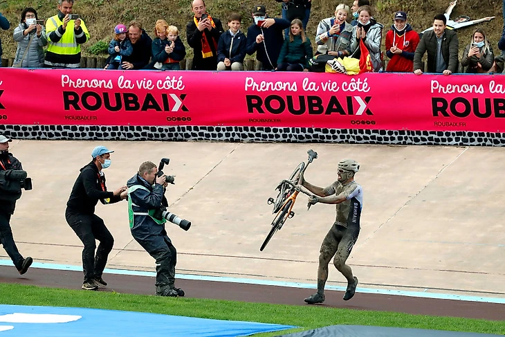 ROUBAIX FRANCE OCTOBER 03 A general view of Sonny Colbrelli of Italy and Team Bahrain Victorious lifts his bicycle to celebrates winning in the Roubaix Velodrome Vlodrome Andr Ptrieux during the 118th ParisRoubaix 2021 Mens Eilte a 2577km race from Compigne to Roubaix ParisRoubaix on October 03 2021 in Roubaix France Photo by Bas CzerwinskiGetty Images