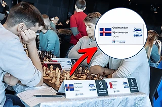 Расстановка карточек с именами игроков на крупном шахматном турнире