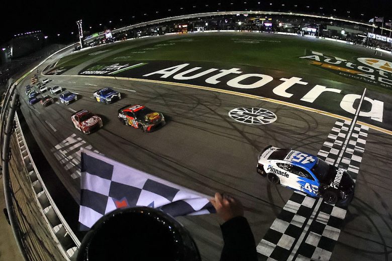 Джоуи Логано, NASCAR, Тойота NASCAR, Форд NASCAR, Дэнни Хэмлин, Майкл Джордан