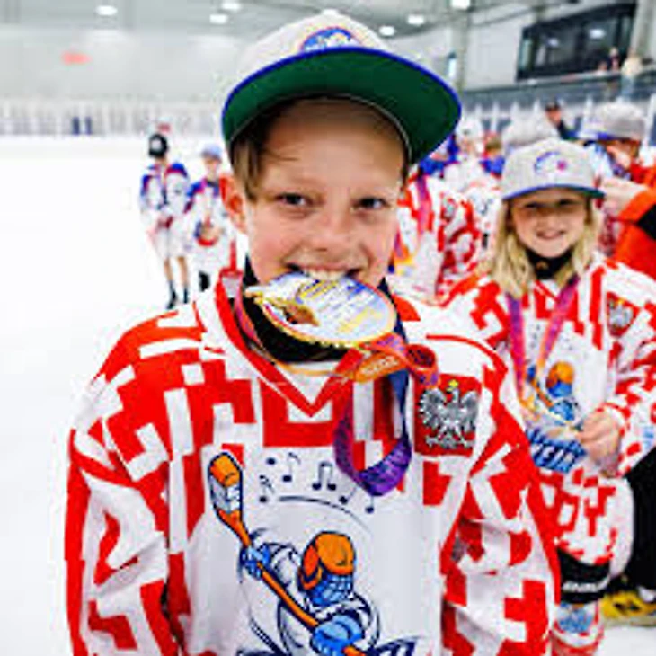 🏒 Festiwal Hokeja rocznika 2015 zwycięzcą elitarnego turnieju w Budapeszcie! To pierwsza wygrana zespołu z Polski w tych rozgrywkach! 🏆 W składzie zespołu zagrali nasi uczniowie: Oskar Rzeszutko, Adam Dziewięcki i Tim