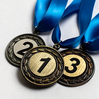8 золотых, 5 серебряных, 5 бронзовых