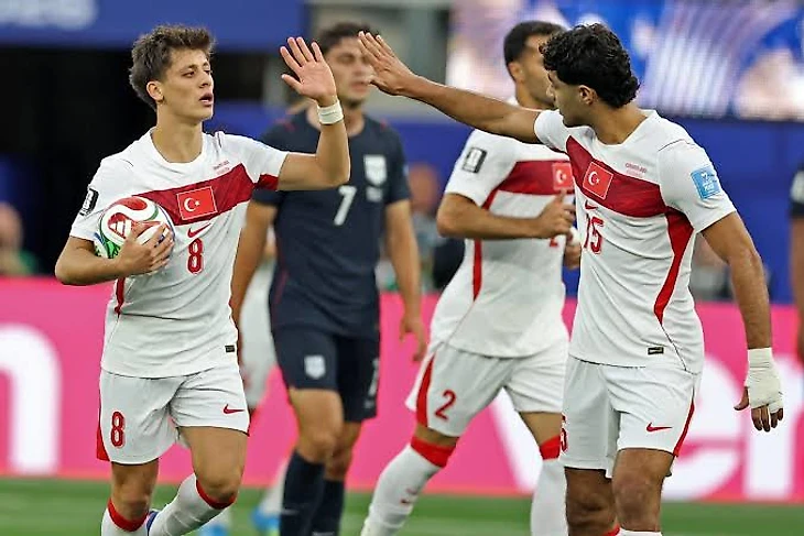 U.S. falls to Turkey on last-minute goal to close World Cup group – Los Angeles Times