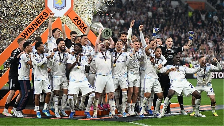 Title: Фото 19 - Description: Игроки Aston Villa поднимают трофей Лиги Европы 2026.