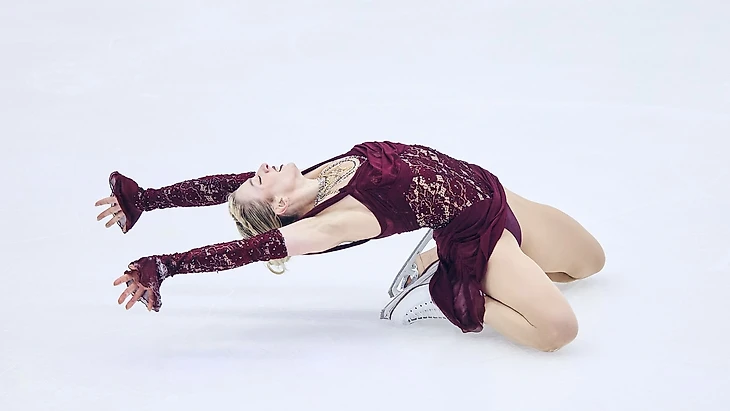 Amber Glenn leads after the short program at the 2025 Finlandia Trophy.