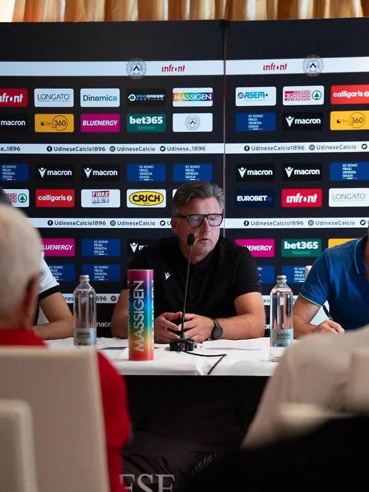 Фото 15. Коста Руньяич на летнем Media Day в Лиенце. Третий сезон тренера начинается не с перестройки схемы, а с перераспределения функций внутри знакомой структуры.